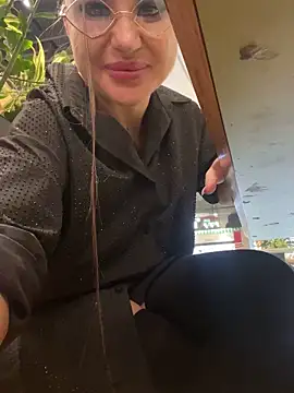 beautydiamond (F young) - Go naked in another canine toylet