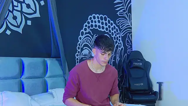 AlessioVitale Live Webcam on Stripchat