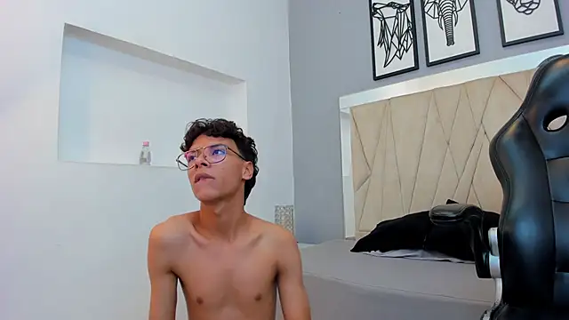 adams_bobby live cam screenshot male on SLUT.SHOW — Free Live Cams & XXX Chat