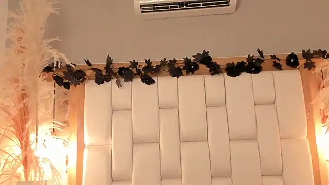 Daphne_And_Roger webcam