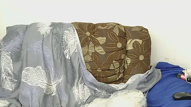 sluttylaura21 webcam