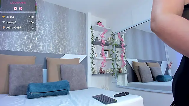 Miranda_Blair live cam screenshot female on SLUT.SHOW — Free Live Cams & XXX Chat