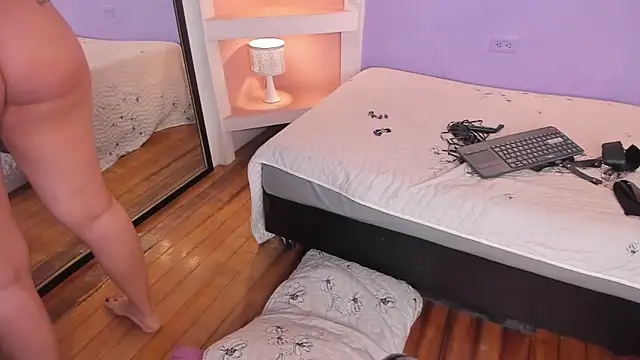 IsabellaaHill_ webcam