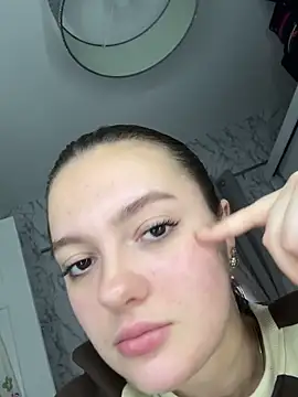 Webcam Model (Victoria6989)  is live.Free join now!