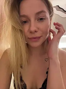 -snowwwy- (Ask my age) - Doggy pose and slaps my ass