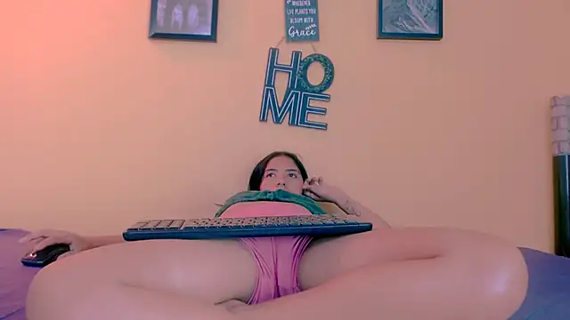 skinnyyuliana18 webcam