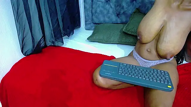 mia__thomson_ webcam