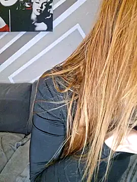 Webcam Model (SlimBellaa) is live