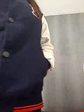 Amira_Milker live cam screenshot female on SLUT.SHOW — Free Live Cams & XXX Chat