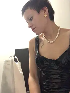 Webcam Model (YoungDutchRuby) is live