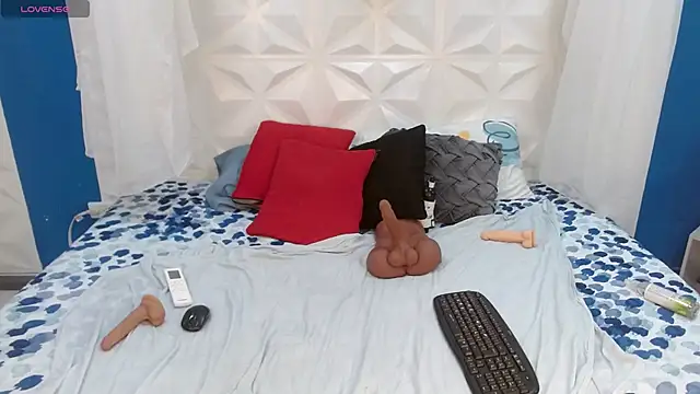 adisson_petite1 - Adisson_petite1's free webcam