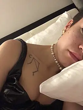 Webcam Model (YoungDutchRuby) is live