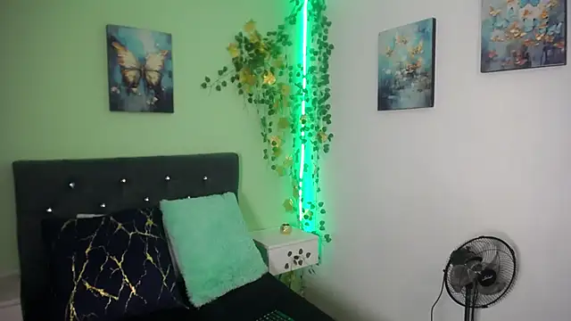 aprilcruz_12 - AprilCruz_12's free webcam