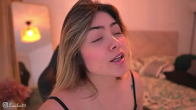 lau_bee - Lau_Bee's free webcam