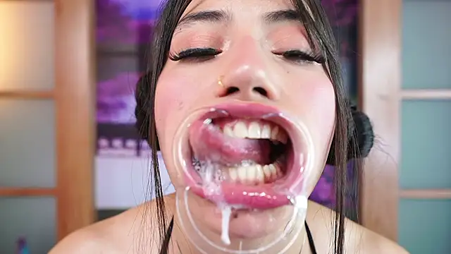 miss_sharlotte18 - Miss_sharlotte18's free webcam