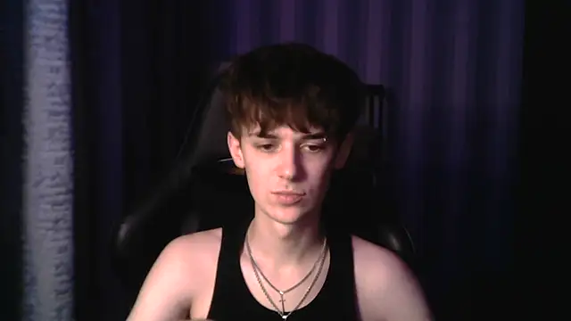 hoot_dude_ (M twink) - take off t-shirt and show underwear