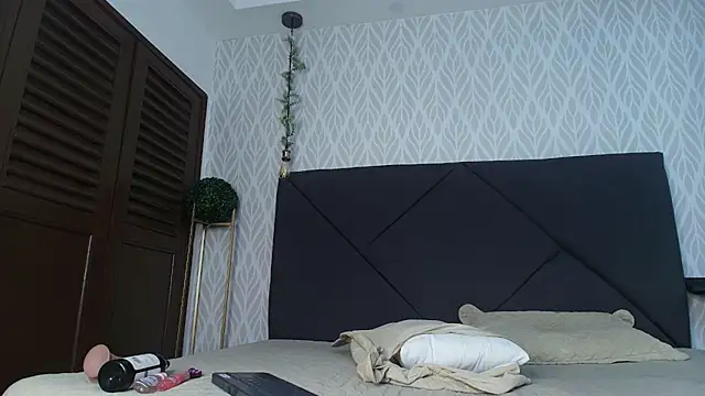 paulina_saruma - Paulina_saruma's free webcam