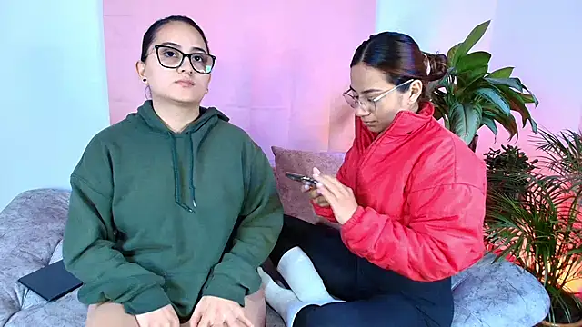 jules_n_gia - Jules_n_Gia's free webcam