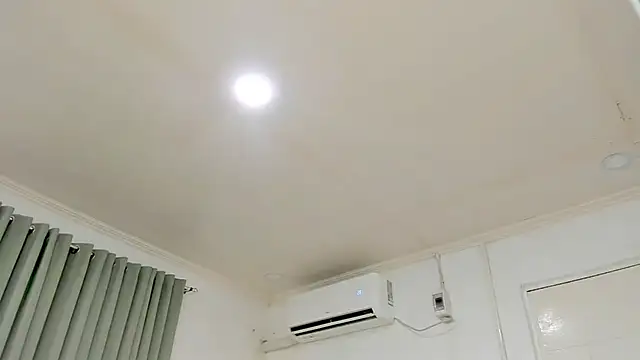 CraveMyCurves webcam