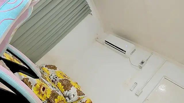 CraveMyCurves webcam