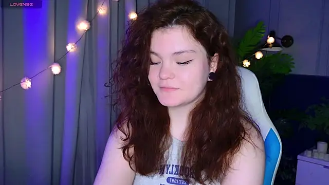 ennysunrise (F young) - tease in doggy + spank ass