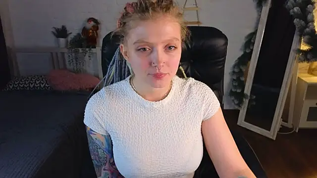 kiki_shay (F young) - paints, canvases, easel fo art