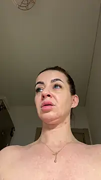 Webcam Model (Roxanne_Skye)  is live.Free join now!