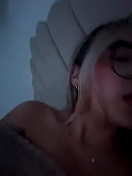 saliha_pinky_ webcam