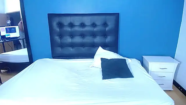 naughty_bigass_18 webcam