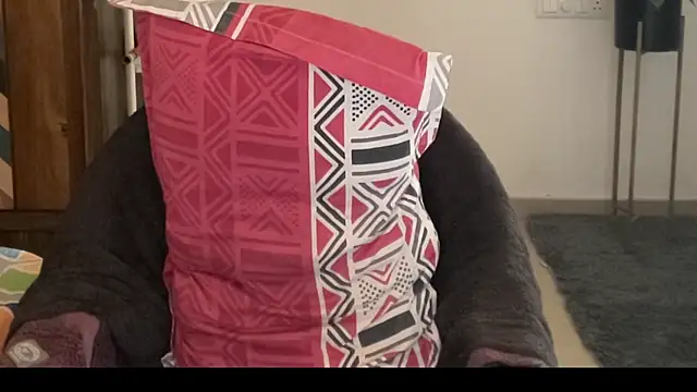 MakeMeAwareAah webcam