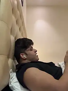 vihaaanfucks (M twink) - Morning golden shower