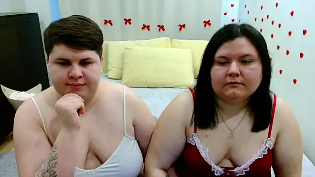 BeckyAndHellen webcam