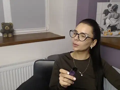 divina_kira webcam