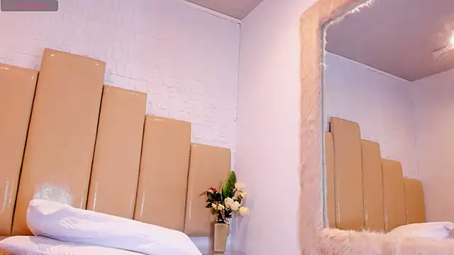 NicolleMonroe_ webcam