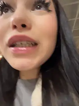 chloe__moon (F young) - Camel TOE next to strangers