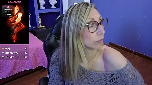 scarlett_079 (F milf) - Spread pussy & Rub Clit