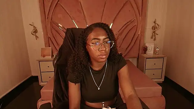 Qeen_blackk webcam stripchat model stream image