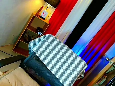 HOLLYWOOD_QUEEN_88 webcam