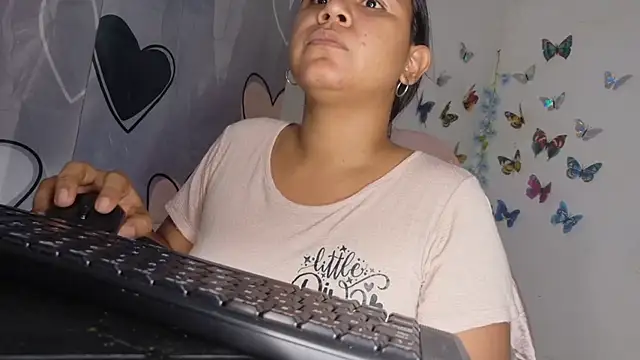 lucy_hairypussy83 webcam