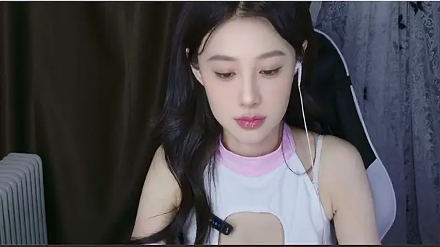 huanxbaby (F young) - 祝直播间的哥哥们顺风顺水，财源滚滚，多多支持心心