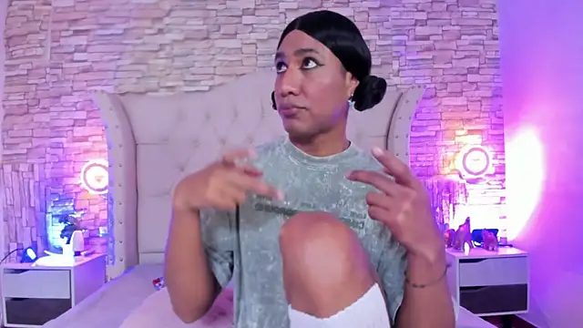 Lucia-Horny24 webcam