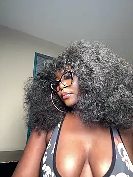 Webcam Model (WomanNextdoor1) is live