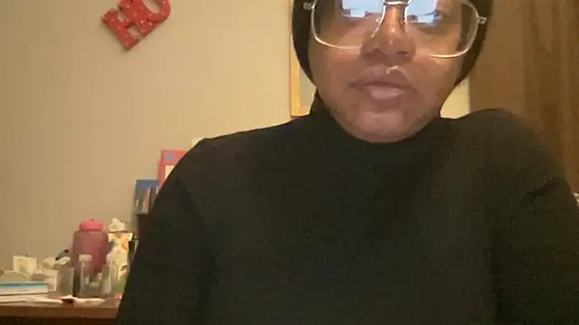 MommyConfident webcam