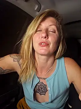 SheIsSomething webcam