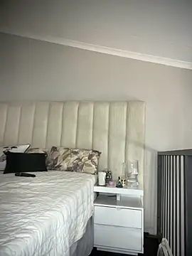 Bustygoddess32 webcam