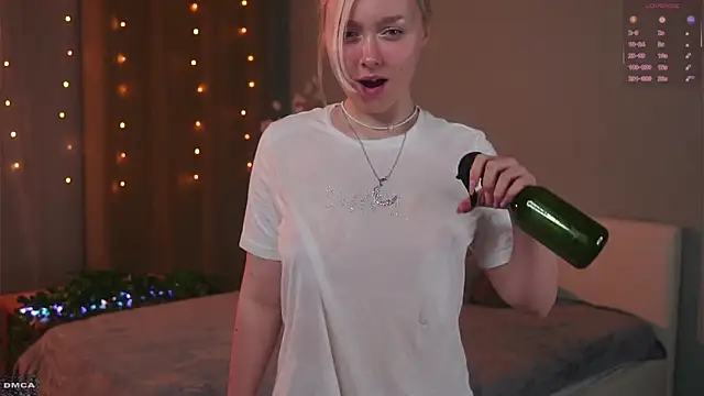 accacroyle (F teen) - help me to squeeze my boobs under bra