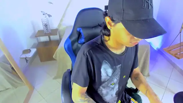 Brand_habes live cam screenshot male from Colombia on CamHD – HD Live Webcams & Adult Chat