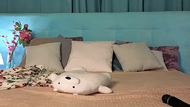 aurora_bennet (F young) - play with nipples