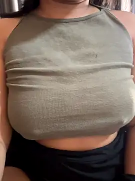 maggi-is-back (F young) - Water spry on boobs