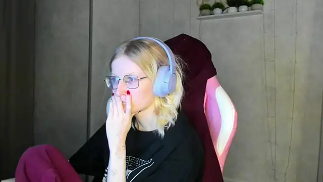 ElizabethHarpper webcam